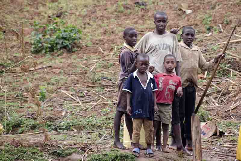 57 - Uganda - lago Bunyonyi - jovenes